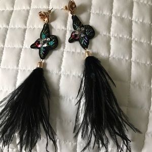 Feather earrings with rhinestones and roses